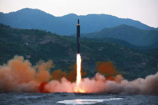 지난 14일 새로 개발한 지대지 중장거리 전략 탄도미사일(IRBM) '화성-12'형의 시험발사를 진행했다고 조선중앙통신이 15일 전했다. 연합뉴스